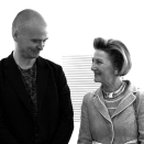 Dronning Sonja med kunsteren Haavard Homstvedt under en omvisning i Sjømannskirkens galleri (Foto: Sigrid Thorbjørnsen)